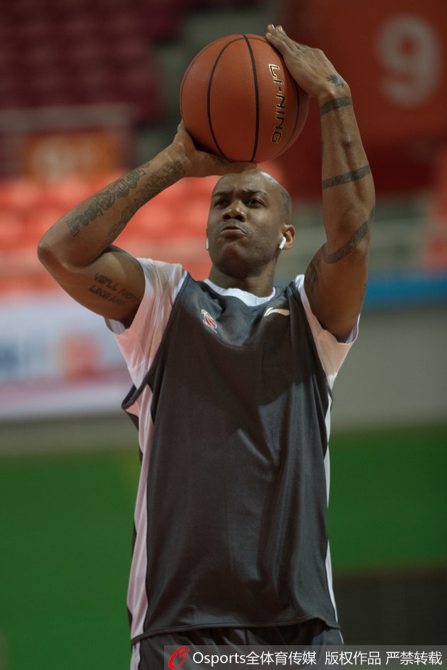 训练间隙,马布里神情专注地聆听教练布置,尽管年届四十,他依然是球场上最认真的那个领袖。