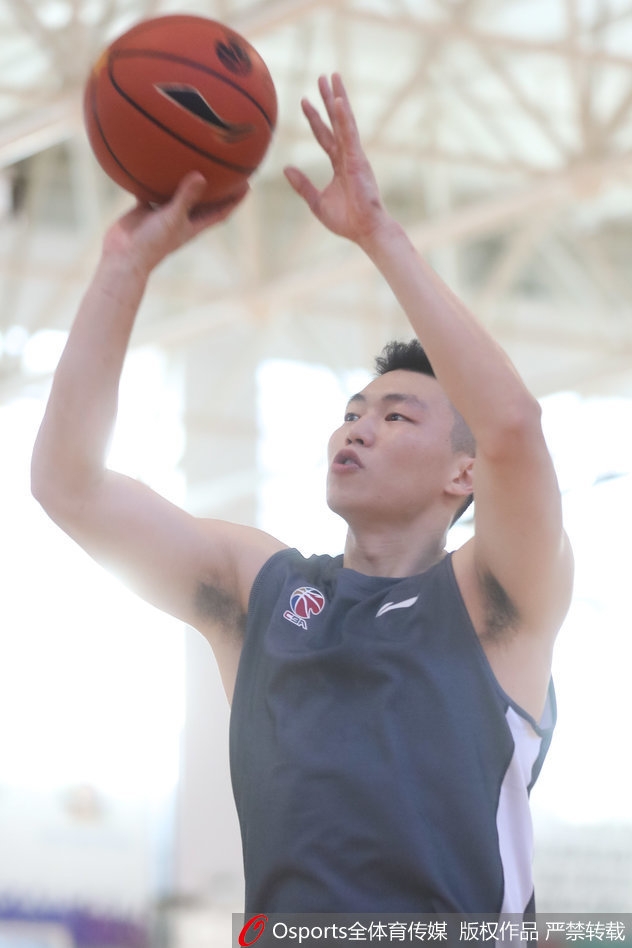 在激烈的身体对抗训练中，俞长栋卡位抢下篮板，紧咬牙关的表情写满了坚毅，他用行动诠释着卫冕冠军内线应有的硬度与担当。