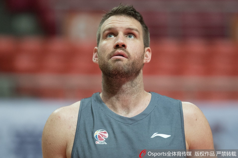 在分组对抗中,马布里突破防线,他那标志性的上篮动作依然是对手难以破解的难题。