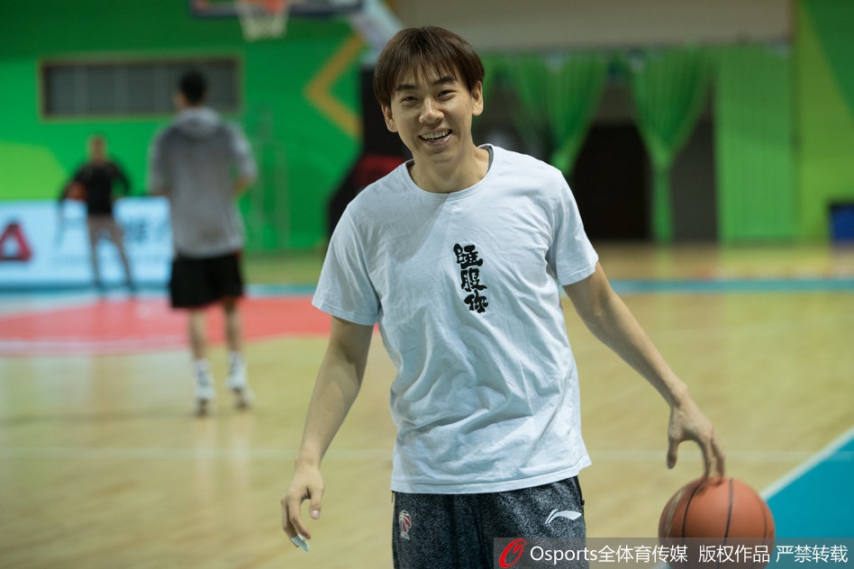 周仪翔运球穿越防守，身上的每一处纹身都在诉说着他对篮球的热爱与执着，线条充满力量感