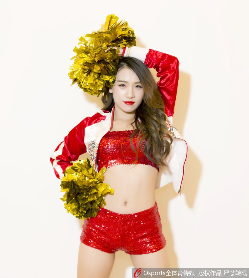 镜头拉近,这位篮球宝贝在休息间隙展露甜美的治愈系微笑,尽管额头渗出细密的汗珠,但眼神中依然闪烁着对舞台的无限热爱与坚定。