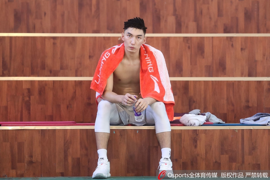 外线射手群在三分线外架起炮台，皮球划过一道道优美弧线空心入网，仿佛预示着新赛季新疆队将用猛烈的远程火力覆盖整个联盟。