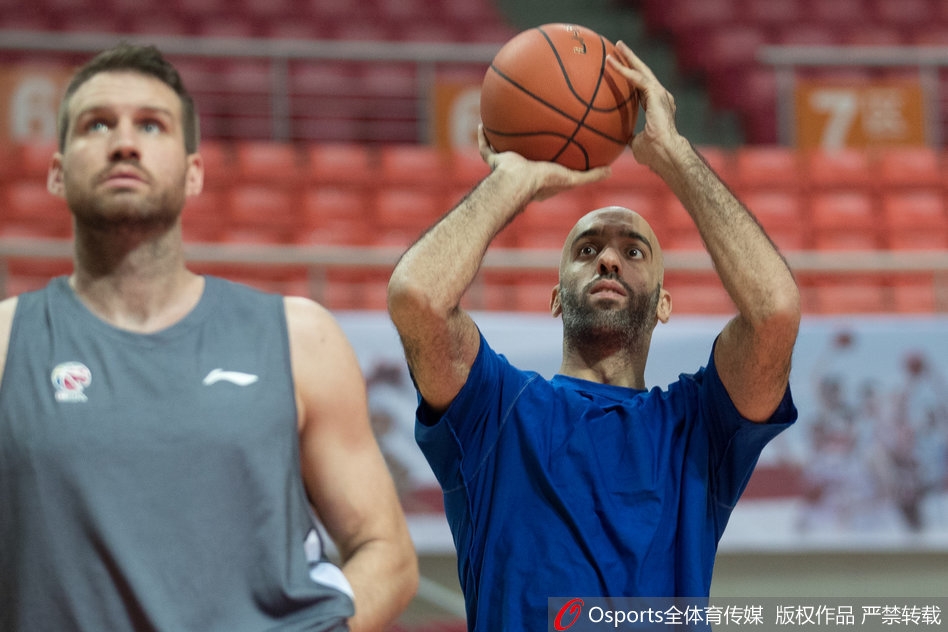 训练结束后,马布里与队友击掌互相鼓励,新赛季的北控男篮凝聚力和化学反应正在逐步建立。