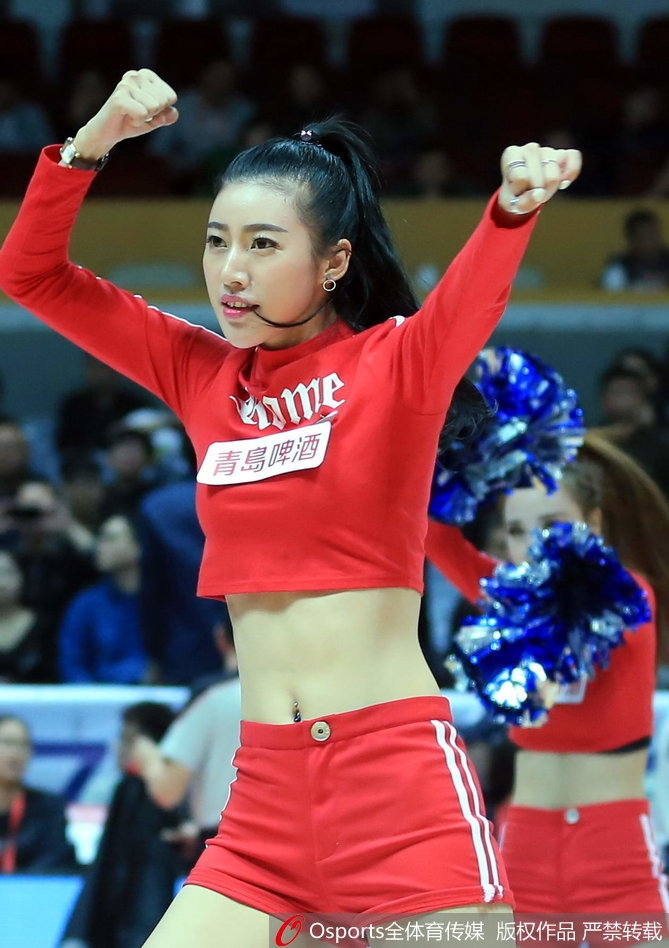 在聚光灯下,篮球宝贝们扎着利落的马尾,随着动感音乐的节拍跃动,她们的笑容极具感染力,瞬间点燃了全场观众的热情。