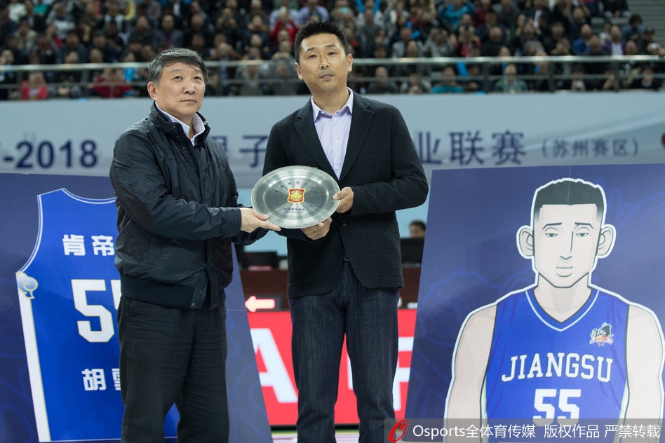 在江苏肯帝亚主场球迷的注视下，胡雪峰的五十5号球衣如同璀璨星辰，在体育馆穹顶缓缓升起，象征着一段传奇的永恒定格。