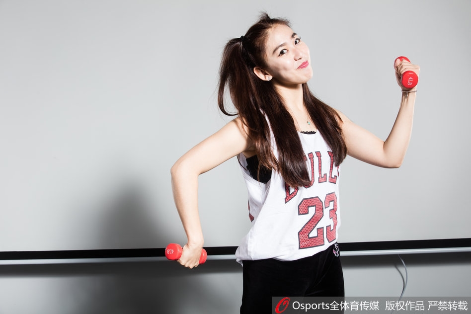 双马尾随着动感的舞步飞扬，女孩们摆出酷炫的舞蹈定格姿势，力量与美感并存，仿佛能透过画面听到球馆内的呐喊与节奏。