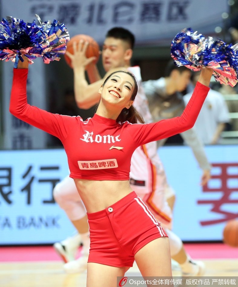 在紫色灯光的映衬下,篮球宝贝们摆出酷炫的结束造型,她们不仅是赛场的点缀,更是调动全场情绪的灵魂人物,将现场气氛推向了最高潮。