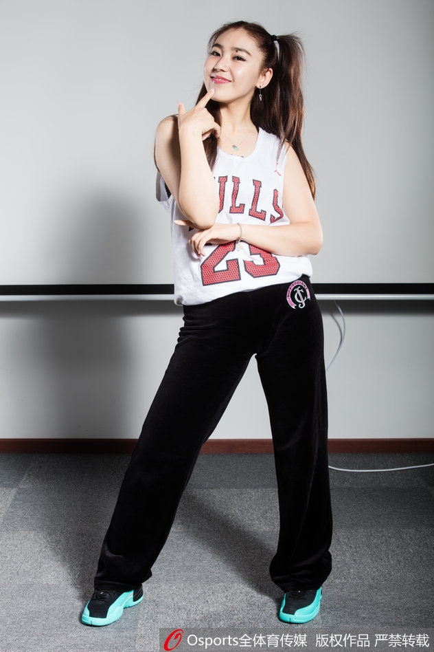 镜头拉近，双马尾女孩轻抚发梢，专注的眼神中透着一股不服输的倔强，精致的妆容下难掩青春的自信与光彩。