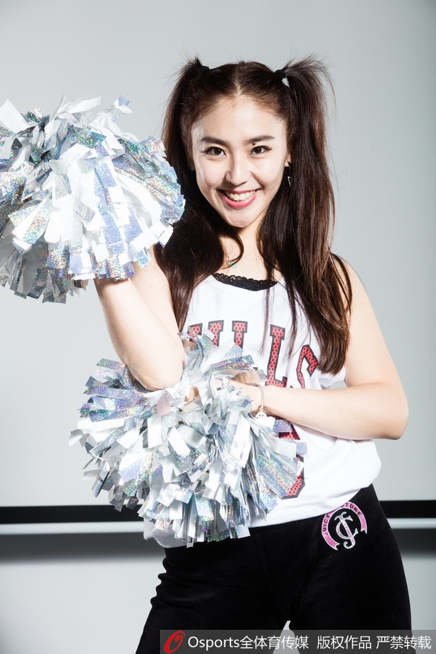 排练厅里，刚刚结束训练的她们对着镜头做出搞怪表情，汗水还挂在脸颊上，却丝毫不减双马尾女孩的俏皮与甜美。