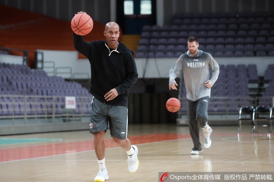 马布里在比赛中运球突破，他目光如炬，依旧是最犀利的“独狼”。虽然年届四十，但他的手感和节奏依旧顶级，每一次触球都能引来球迷山呼海啸般的欢呼。