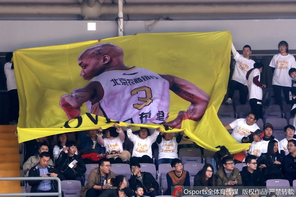 在北京北控队的主场奥体中心，一面巨大的马布里海报在看台上铺展开来，这片专属看台的球迷们统一身着白色助威T恤，仿佛在用这片白色的海洋向他们的英雄致敬，宣告这里是属于马布里的新领地。