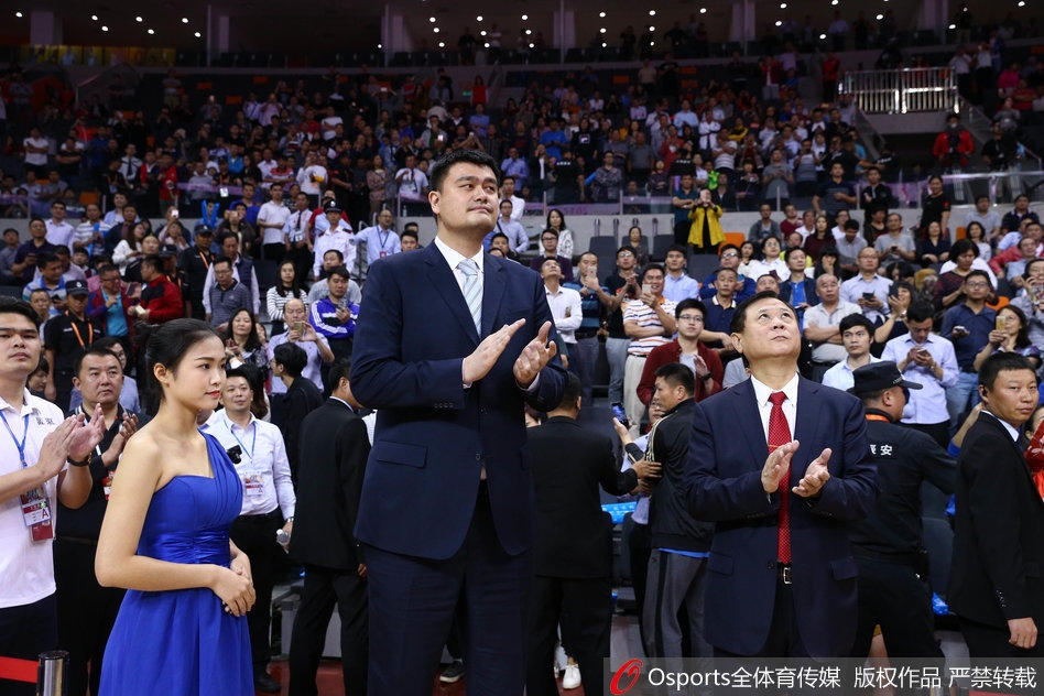 姚明与李金生在颁奖前亲切交谈，两人脸上洋溢的笑容透露出对中国篮球未来的期许，这次东莞之行不仅是颁奖，更是对篮球文化的深度探寻。