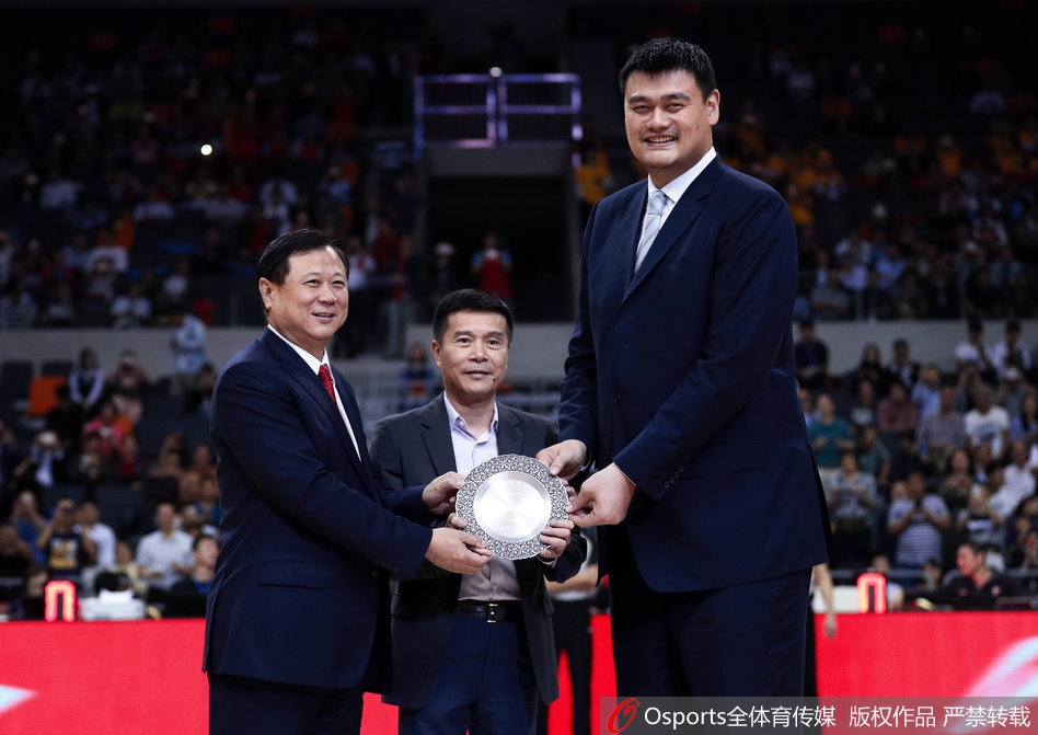场边的姚明目光深邃，西装革履的他以中国篮协掌舵人的身份亮相，举手投足间尽显对这项运动深厚底蕴的尊重与推动改革的决心。