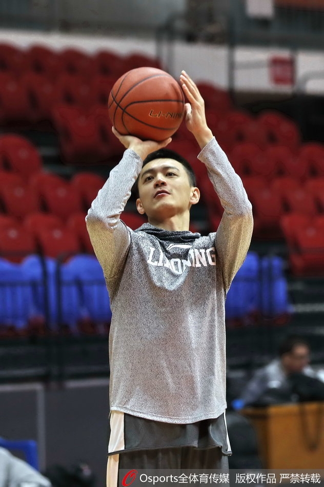 郭艾伦运球穿越全场,速度快如闪电,他的突破将是撕开新疆队防线的最有效武器