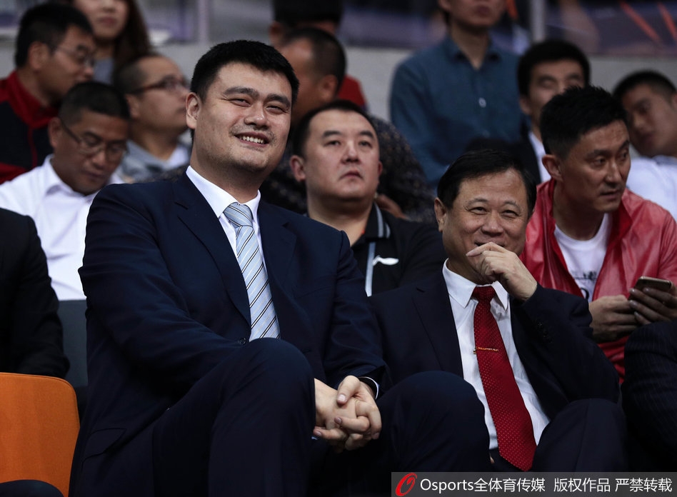 新星之间的惺惺相惜，陈盈骏与赵睿赛后拥抱致意，两位年轻后卫的出色发挥代表着中国篮球的未来。