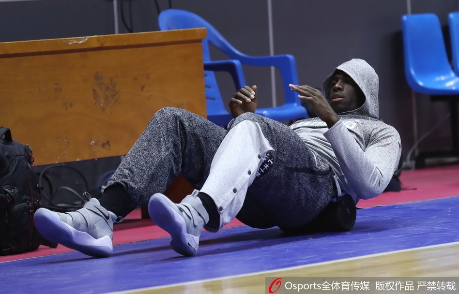 辽宁男篮全队围成一圈,在教练郭士强带领下高喊加油鼓劲,团结的氛围在客场显得尤为珍贵