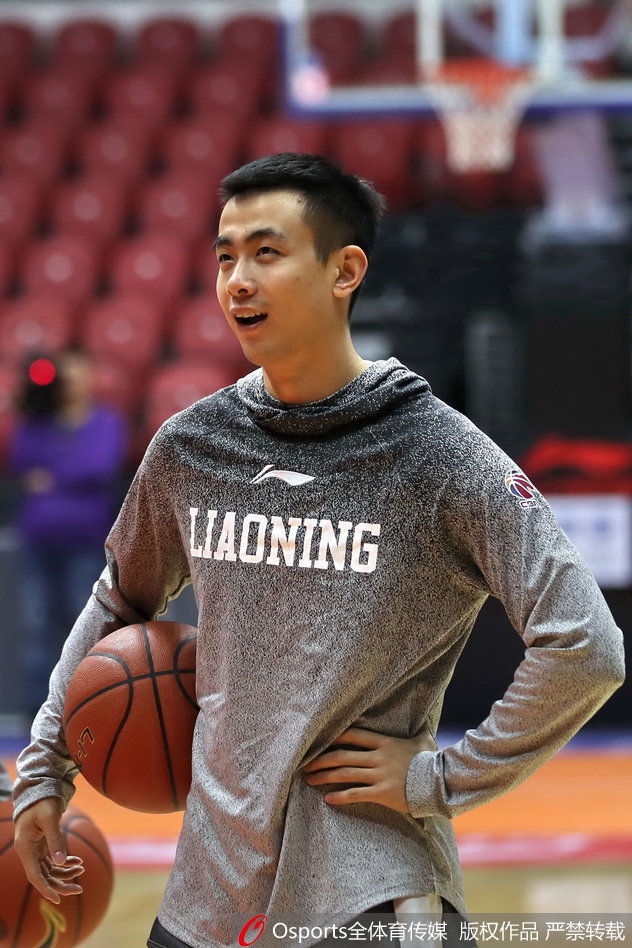 大外援巴斯在篮下强打卡位,肌肉线条分明,展现出了NBA级别的对抗强度,这将是辽篮今晚内线进攻的利器