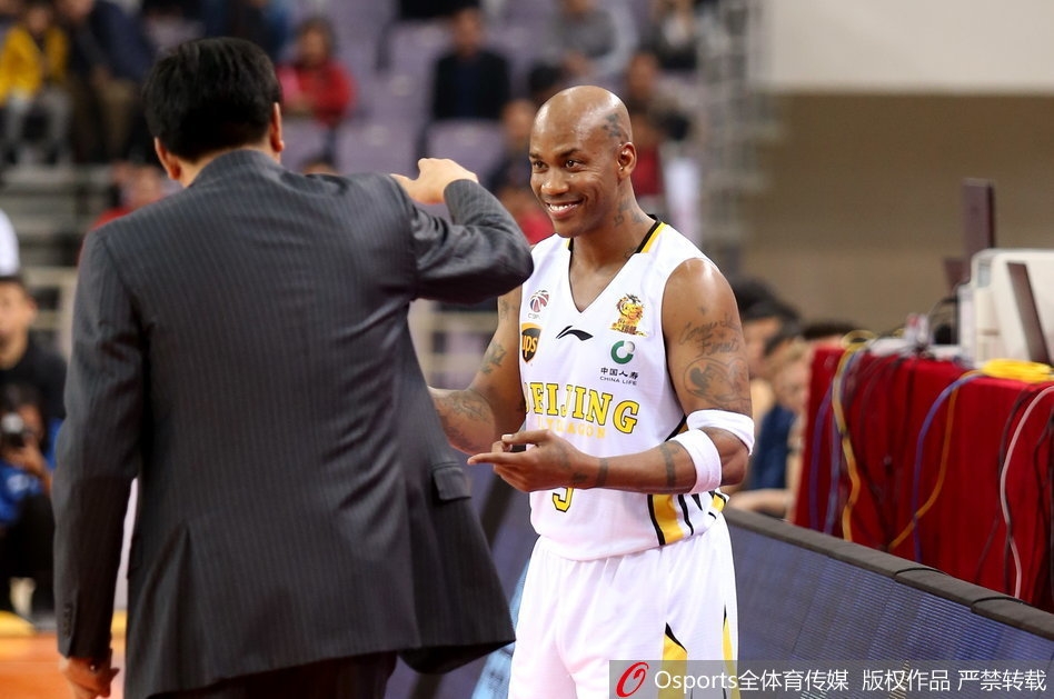 大比分领先的北控队请求暂停，马布里走向替补席与主教练丁伟击掌，脸上露出轻松的笑容