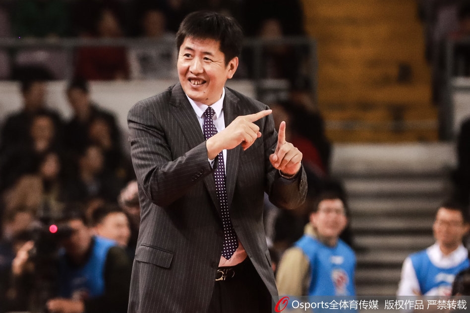 眼神坚定的马布里身穿北控白色战袍，在开场哨响后便掌控全局，用标志性的突破撕开山东队防线