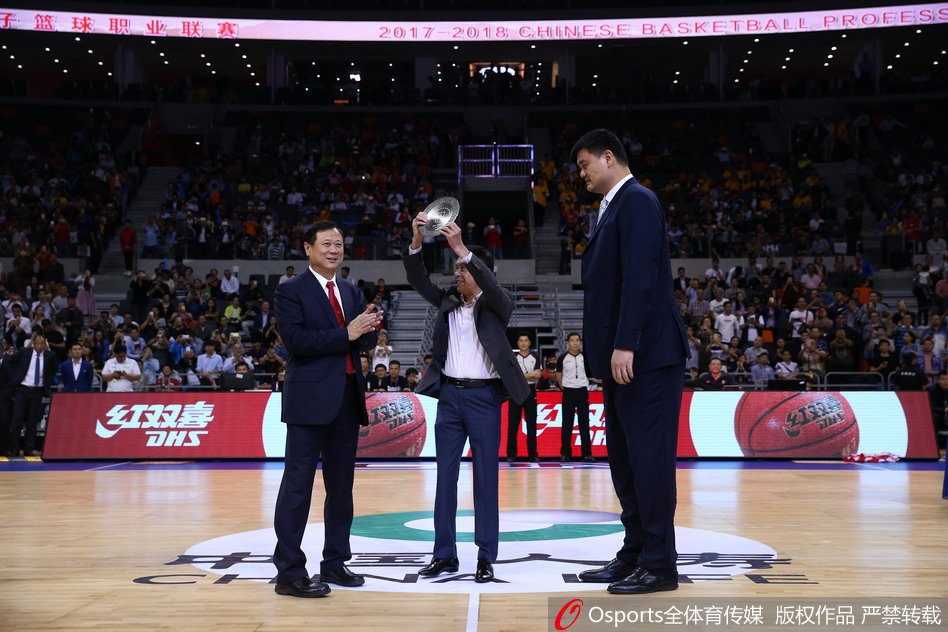 奖章静静地摆放在颁奖台上，金色的光泽映照着广东宏远的辉煌历史，这座奖杯背后是林叔二十多年来对篮球最纯粹的热爱与坚持。