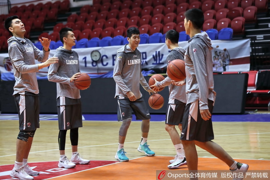 辽宁外援哈德森在训练中持球突破,虽然只是赛前热身,但他眼神犀利如刀,仿佛已经提前进入季后赛模式