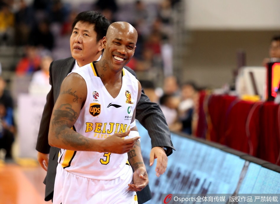 终场哨响比分定格，胜利的喜悦洋溢在马布里脸上，他与队友们击掌相庆，享受着新赛季首个主场胜利的荣光