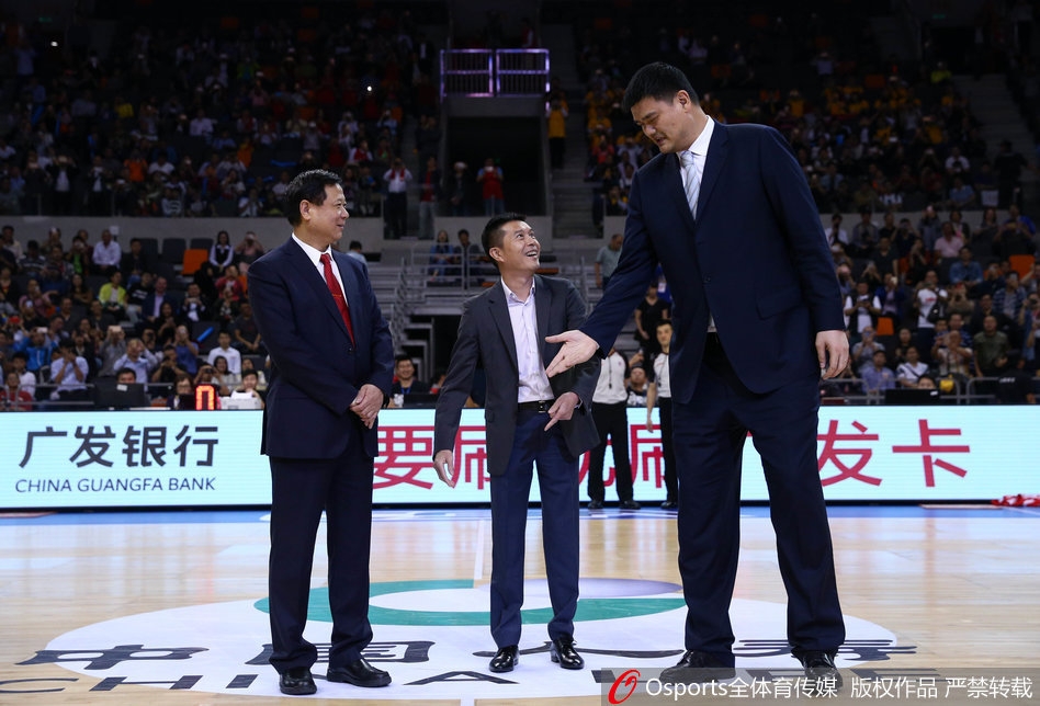 赛场上球员们激烈拼抢，红色的球衣如同燃烧的火焰，而在场边熠熠生辉的奖杯，仿佛在为这些后辈们讲述着前辈开疆拓土的故事。