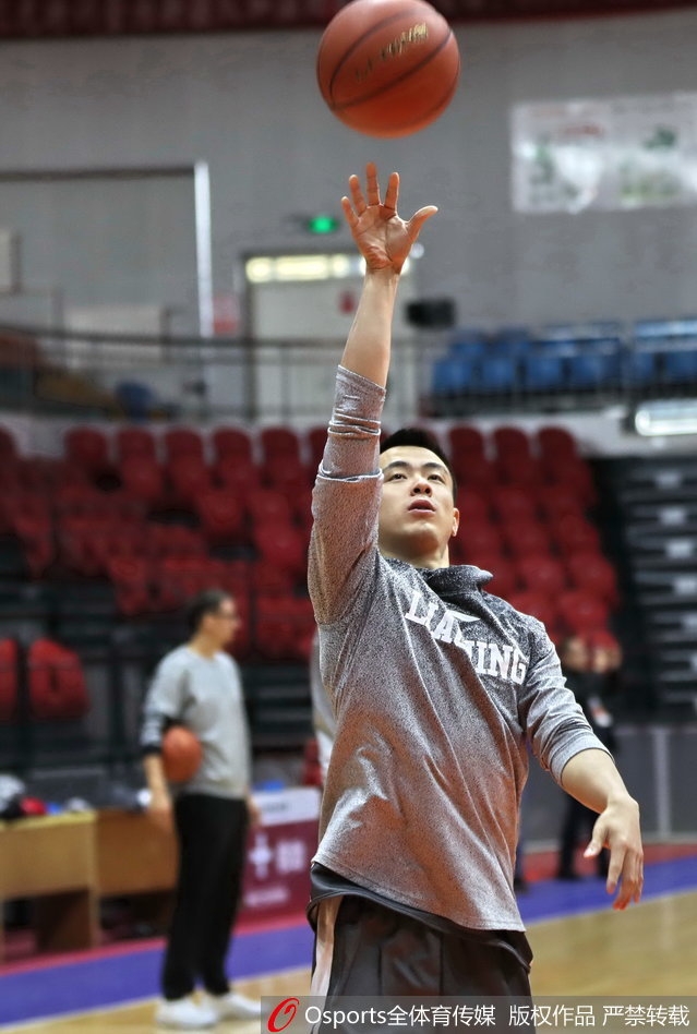 赛前训练结束,辽宁球员们拖着疲惫的身躯离场,但背影中透露出的却是坚定和不甘,今晚他们誓要攻克红山