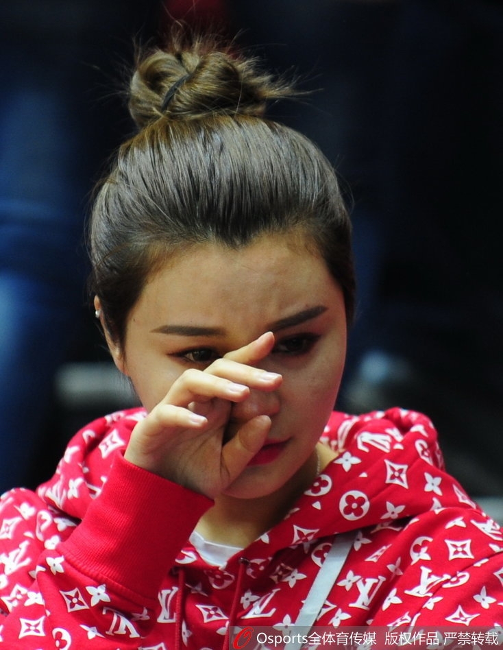 终场哨响的那一刻，李根难掩失落，他弯腰扶膝不愿起身，球衣已被汗水浸透