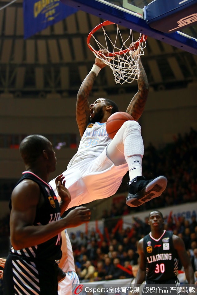 广州队外援面对深圳内线双塔的遮天大帽，依然在空中扭曲身体完成高难度拉杆上篮，皮球划出美妙弧线坠入网窝