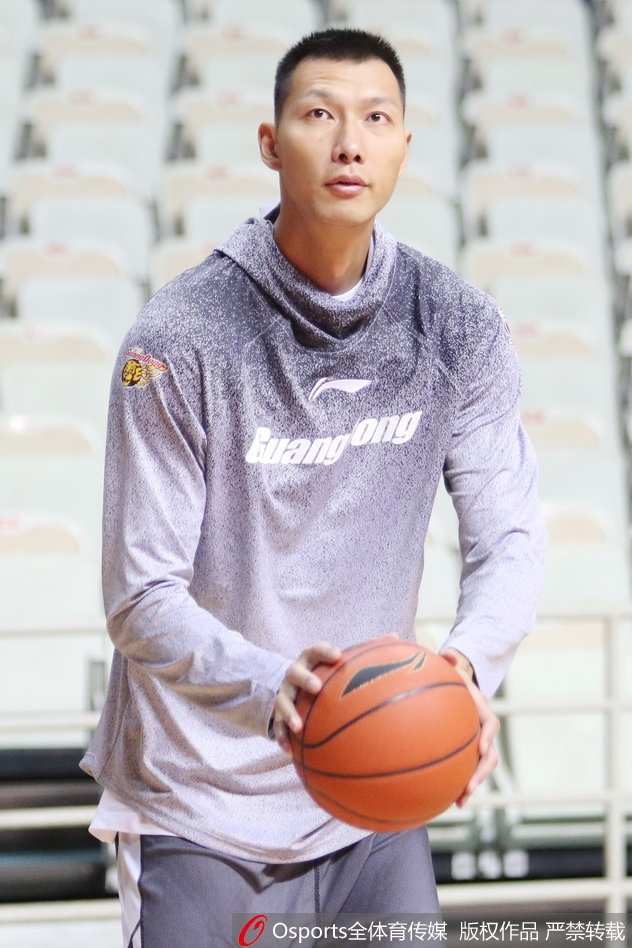 领袖易建联在训练中目光如炬，每一次出手都力求完美，仿佛要将篮球场上空的空气点燃。