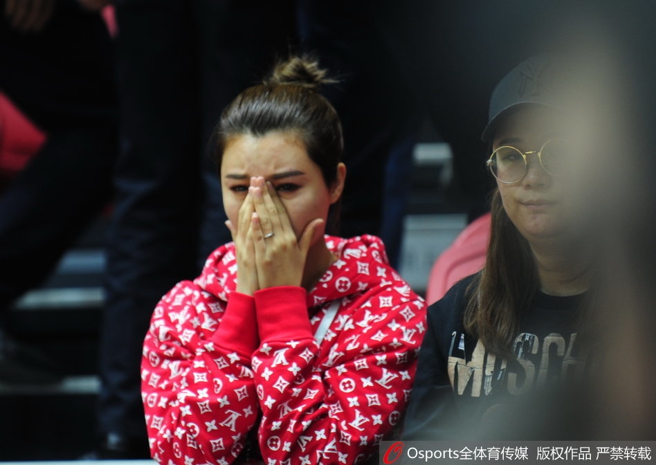 李根的妻子眼含热泪，眼神中既有对丈夫的心疼，也有对他拼尽全力表现的骄傲与感动