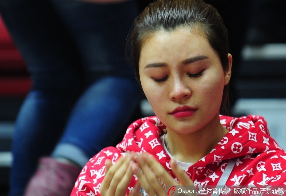 李根在辽宁队的严密防守下，如同重型坦克一般强行突破，眼神里满是杀气和坚定