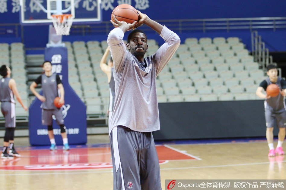 周鹏在训练中挥汗如雨，作为锋线尖刀和防守大闸，他将承担起限制上海队超级得分手弗雷戴特的重任。