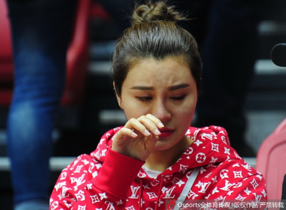 李根在三分线外果断出手，篮球在空中划过一道完美的弧线，这是他为球队续命的关键一球