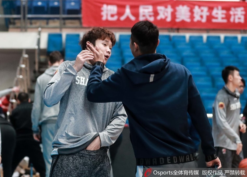 训练间隙，两人并肩而坐，翟晓川将头靠在丁彦雨航肩上，尽显依赖