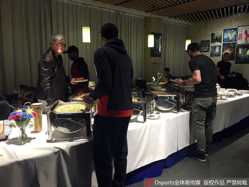 完成与球迷的互动后，易建联回到座位，拿起餐具继续用餐，神态自若，仿佛刚刚只是做了一件微不足道的小事。