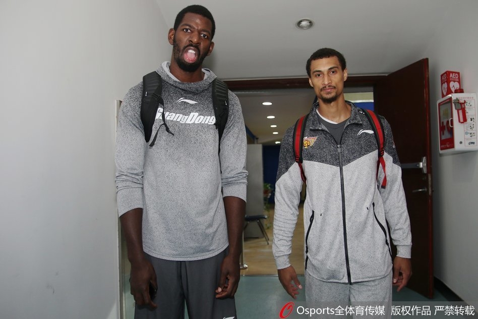 大外援尼克尔森与易建联在内线进行挡拆配合练习，两人的默契程度将直接决定广东队进攻端的上限。