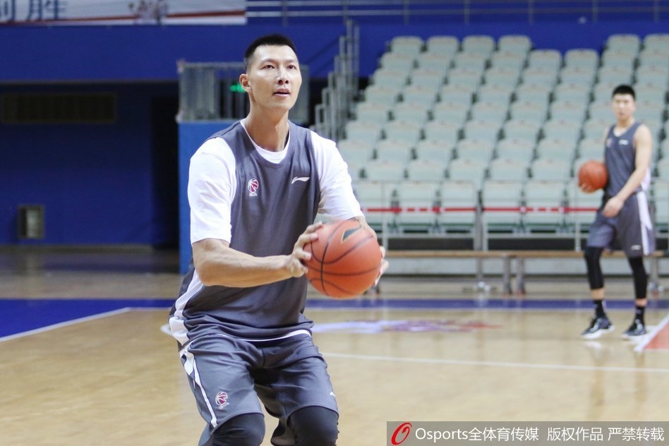 年轻后卫赵睿像一头初生牛犊，运球突破时充满爆发力，他的冲击力将是广东队撕开上海防线的利器。