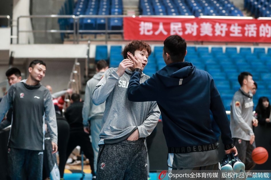 翟晓川轻轻抚摸丁彦雨航的后脑勺，小丁则露出无奈又宠溺的笑容