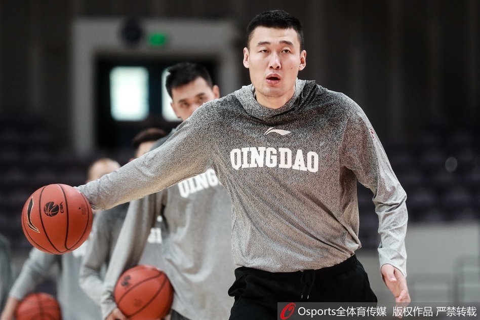 训练间隙琼斯持球思考,嘴唇的动作显露出他正在暗自琢磨如何破解包夹防守