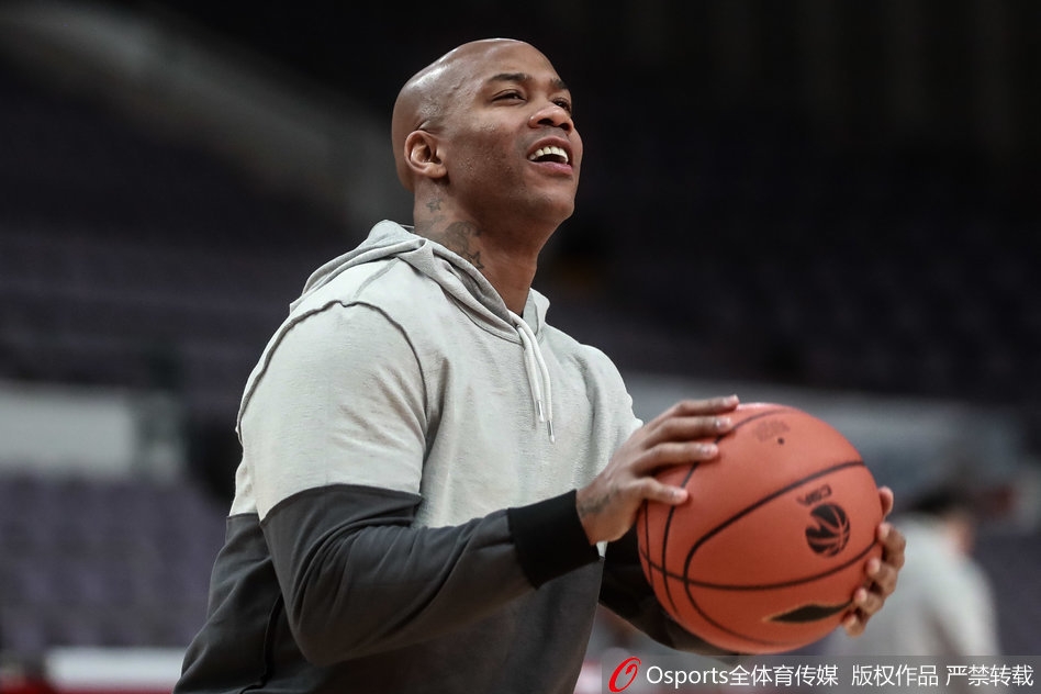 斯蒂芬·马布里身穿北控队训练服，在空荡荡的球馆里独自加练投篮，汗水浸透了球衣，专注的眼神死死盯着篮筐，仿佛要将这最后一投的轨迹刻进骨子里。