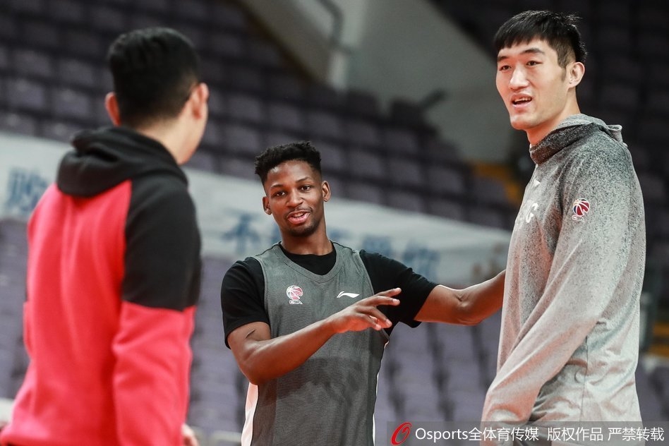 训练结束后的马布里，在场边进行拉伸放松，双腿劈开近乎贴着地面，身体前倾，展现出极佳的身体柔韧性，为即将到来的高强度比赛做着最后的准备。