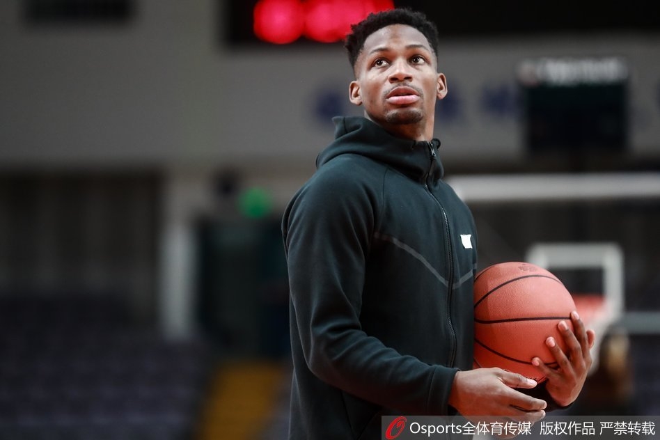 琼斯在对抗训练中强行突破上篮,肌肉线条紧绷,每一个细节都在追求实战感觉