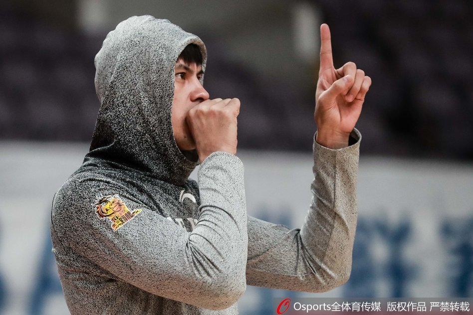 马布里在运球突破防守球员的瞬间，身体重心压得极低，双臂肌肉线条紧绷，眼神犀利地观察着队友的跑位，整个画面充满了速度与激情的张力。