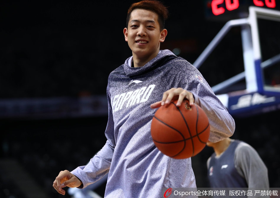 训练间隙，李慕豪不知听到了什么趣事，弯着腰单手扶膝，笑得前仰后合，甚至连眼睛都闭了起来。站在他对面的于德豪也咧着嘴露出标志性的憨笑，这温馨的一幕展现了队友之间深厚的情谊。