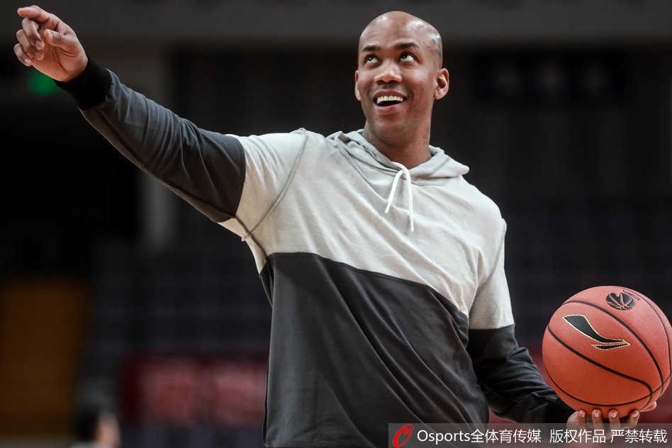 马布里在训练暂停期间，手扶膝盖大口喘息，汗水顺着发梢滴落在地板上，但他的目光依然坚毅地望向球场中央，仿佛在思考下一个回合的战术。