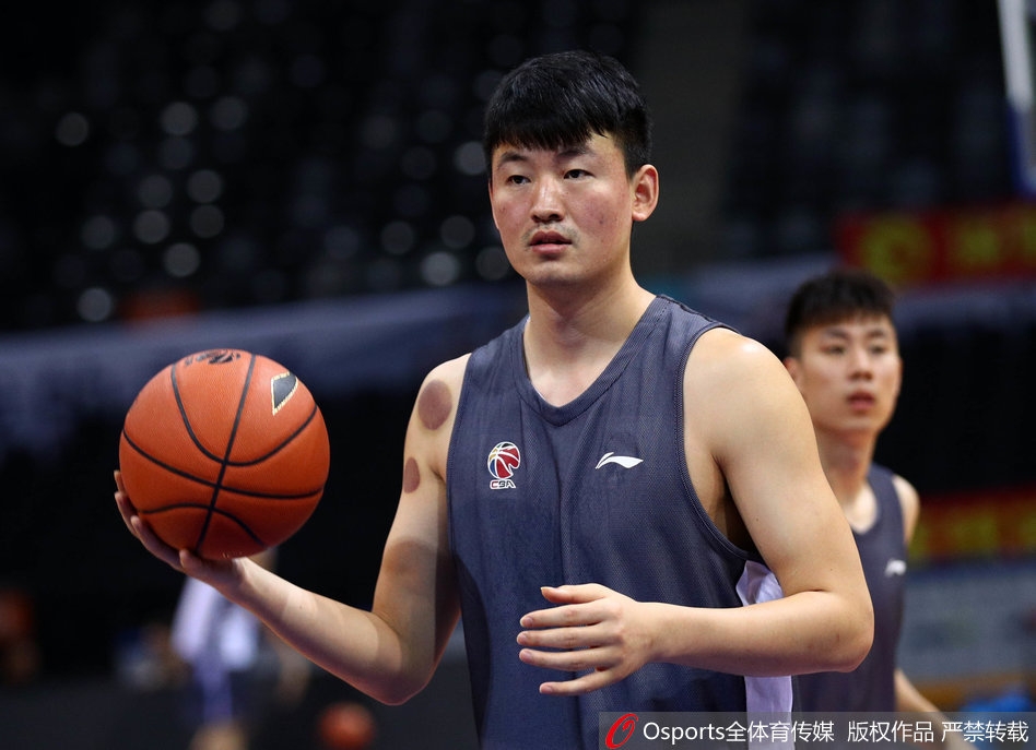 李慕豪在底线附近伸展身体放松肌肉，虽然只是简单的拉伸动作，但他脸上却挂着抑制不住的笑意，眼神中透露出孩子般的顽皮，仿佛正在为刚才的恶作剧得逞而暗自得意。