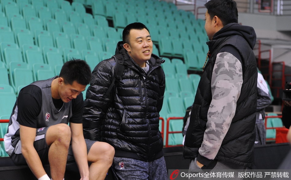 巴斯在训练中眼神专注,高高跃起准备完成一次势大力沉的单手劈扣,浑身肌肉线条尽显力量美感。