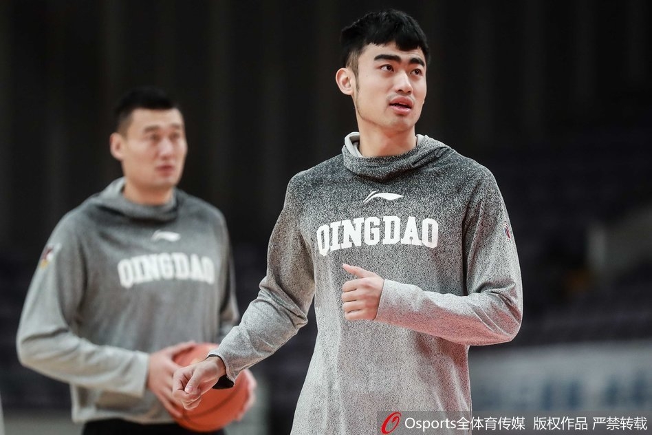 琼斯在罚球线上准备出手,嘴唇微微上翘,专注度极高仿佛无视外界干扰